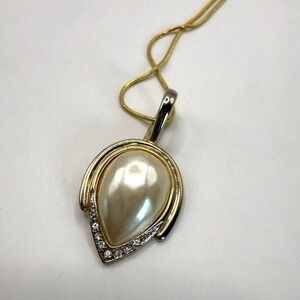 Vintage Gold Tone Faux Pearl Teardrop Pendant Necklace –‎ Statement Jewelry